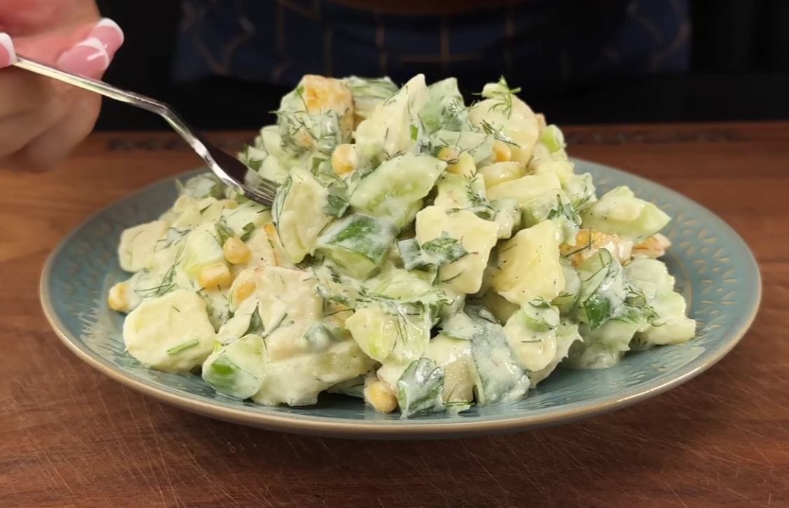Insalata di cetrioli, pere, avocado e mais