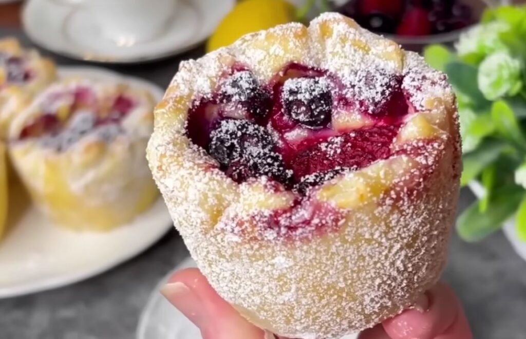 Lo sapevo che dovevo fare doppia dose, sono scomparsi subito dal piatto: questi dolci ai frutti di bosco e crema sono irresistibili!