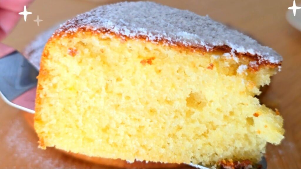 Adoro tantissimo questa torta al limone: è sofficissima, delicata e anche se sto a dieta un pezzo lo mangio anche io!
