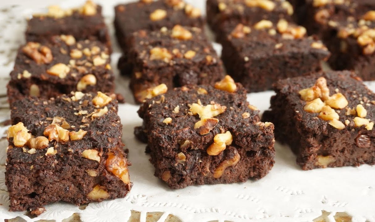 Brownie di barbabietola, banana, noci e cioccolato