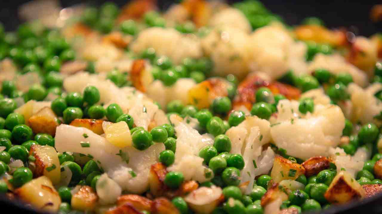 Cavolfiore, patate e piselli in padella