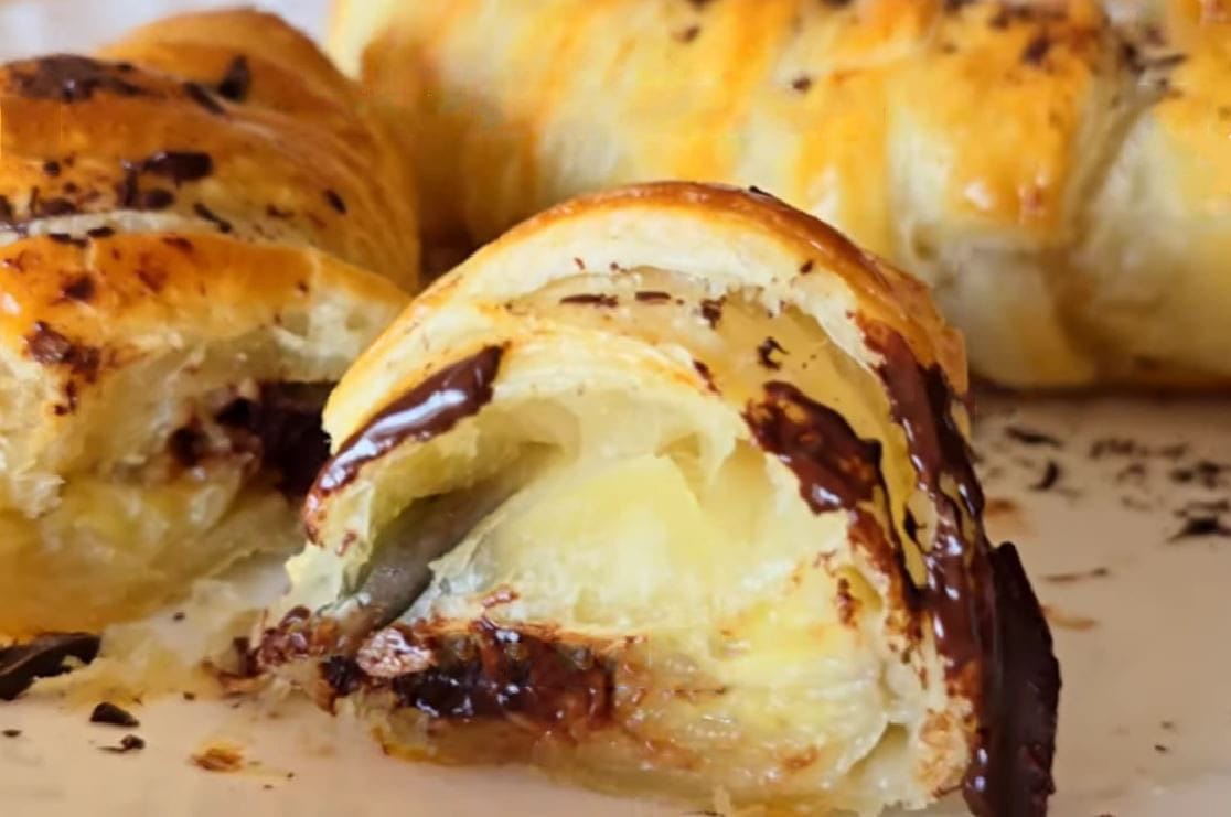 Cornetti di pasta sfoglia con banana e cioccolato