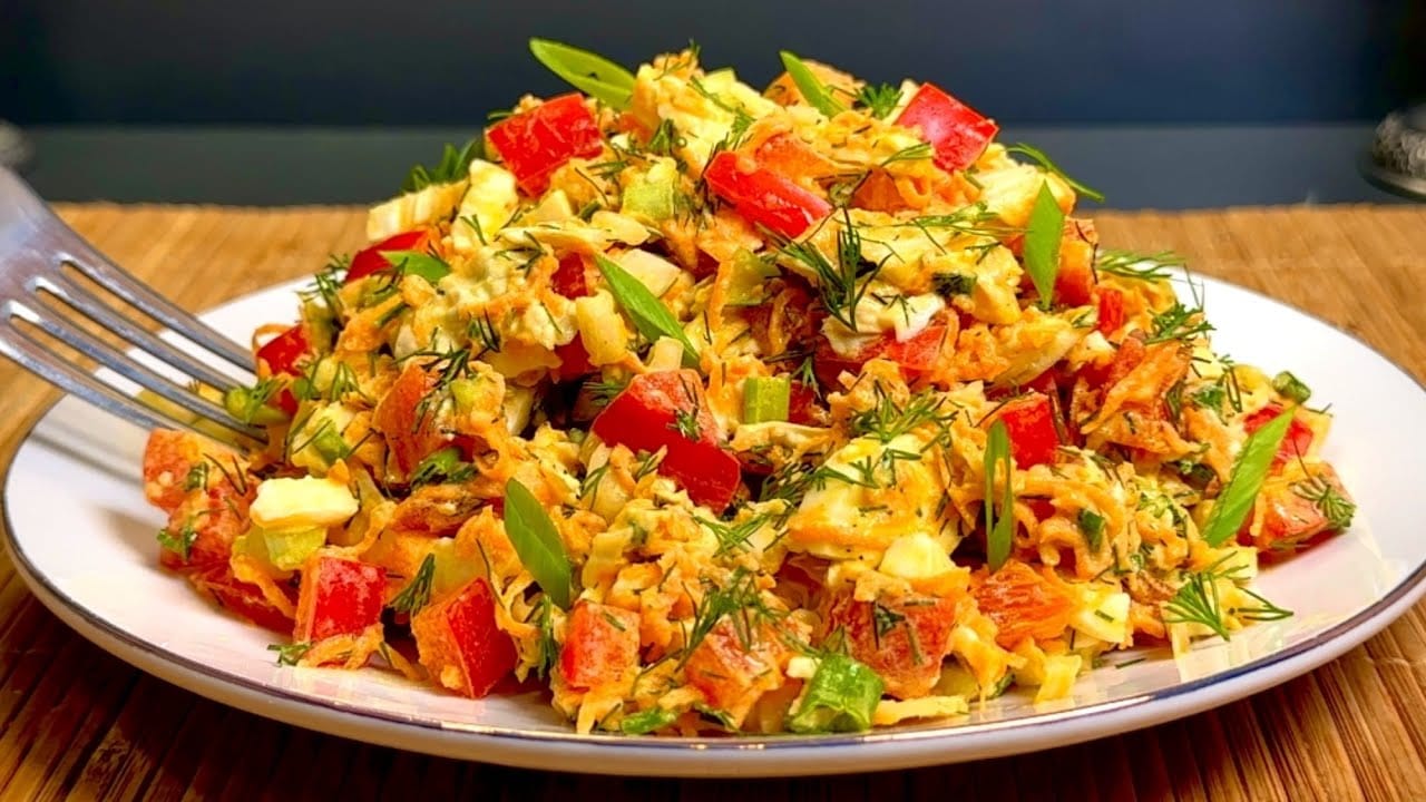 Insalata di cavolo, peperoni, carote e uova