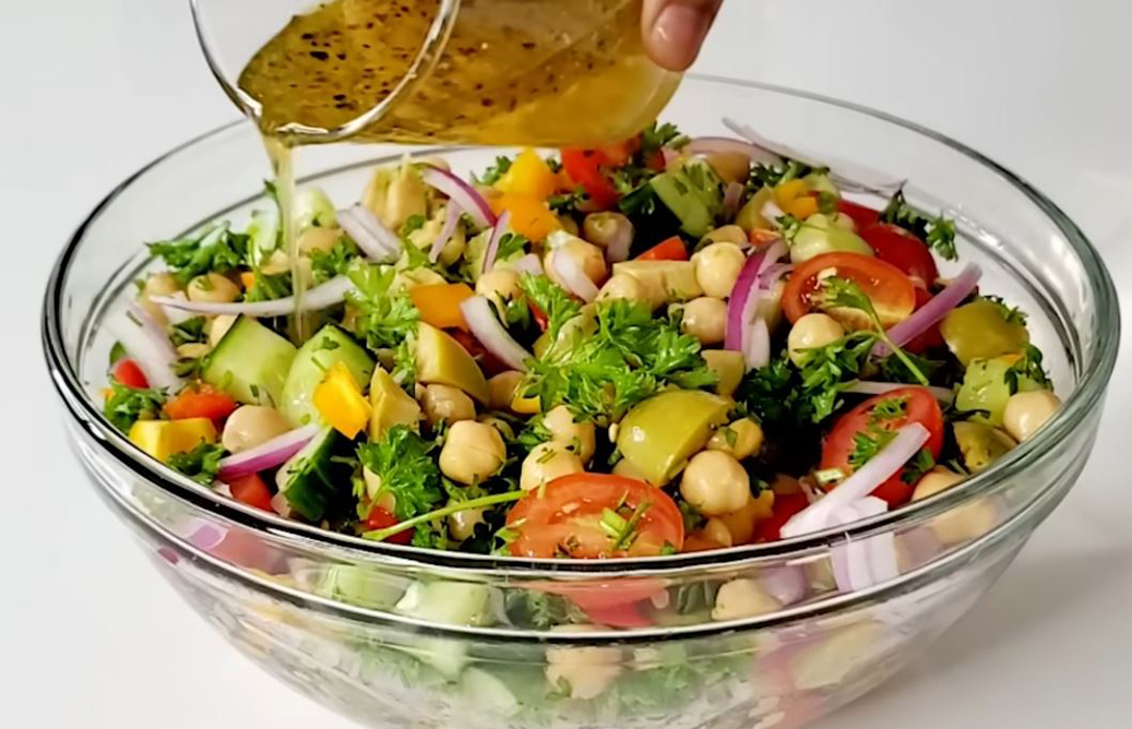 Insalata di ceci, peperoni, cetrioli e pomodorini