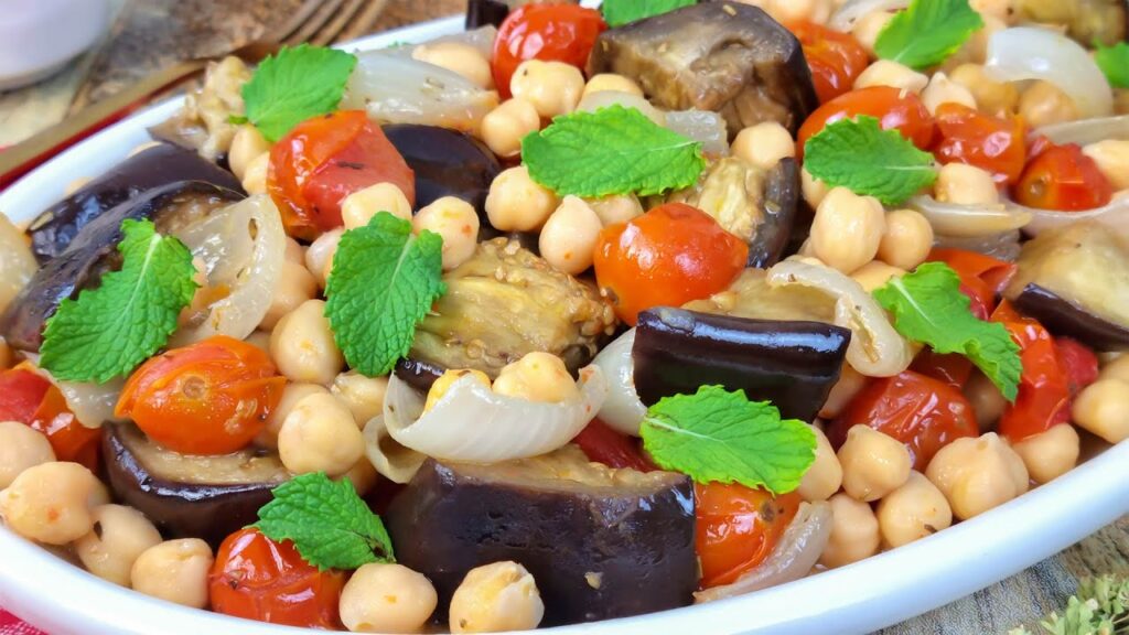 Ieri sera mi sono cucinata questa insalata di melanzane, ceci e pomodorini: sana, dietetica e soprattutto ho dormito una favola!