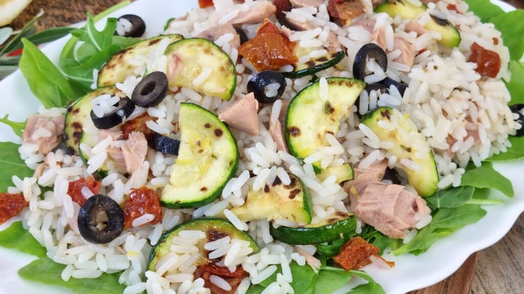 Basta con il digiuno! Questa insalata di riso mi nutre, mi sazia e mi sta facendo perdere chili: la mangio a pranzo 4 volte a settimana!
