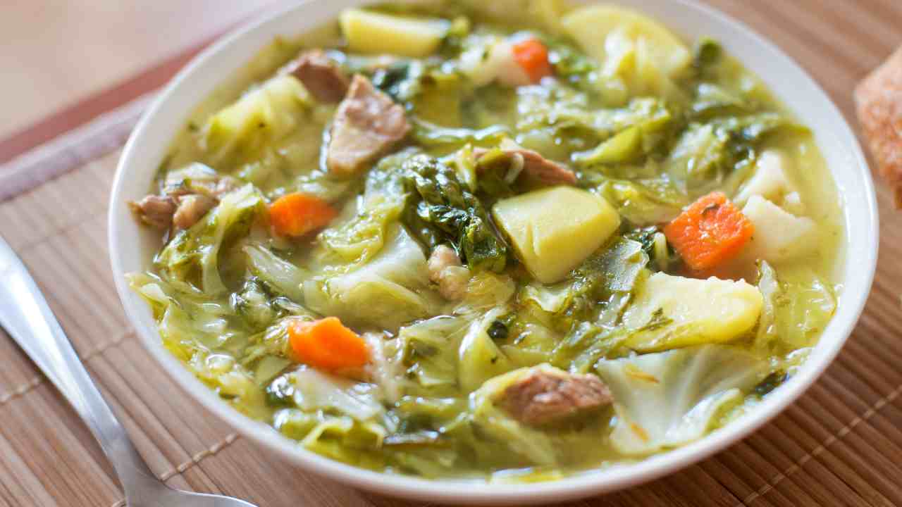 Zuppa di verza, patate e spezzatino