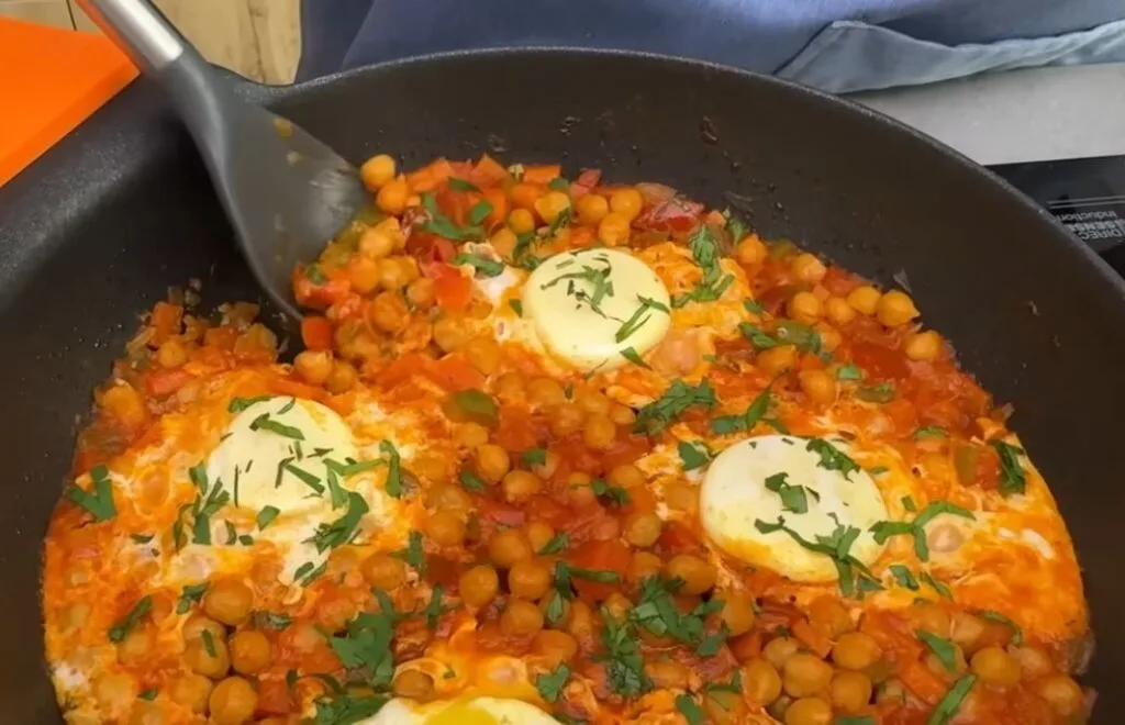 Dopo l’abbuffata di ieri a pranzo, oggi mi mantengo leggera e mangio proteico: ceci e uova in salsa | Solo 410 Kcal!