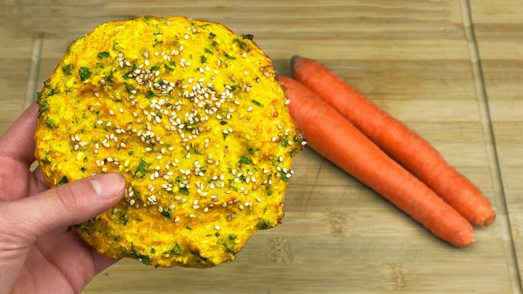 Frittelle di carote, ne unisco 2 e mi faccio un bel panino farcito di 190 calorie: sano, leggero e perfetto da mangiare la sera!