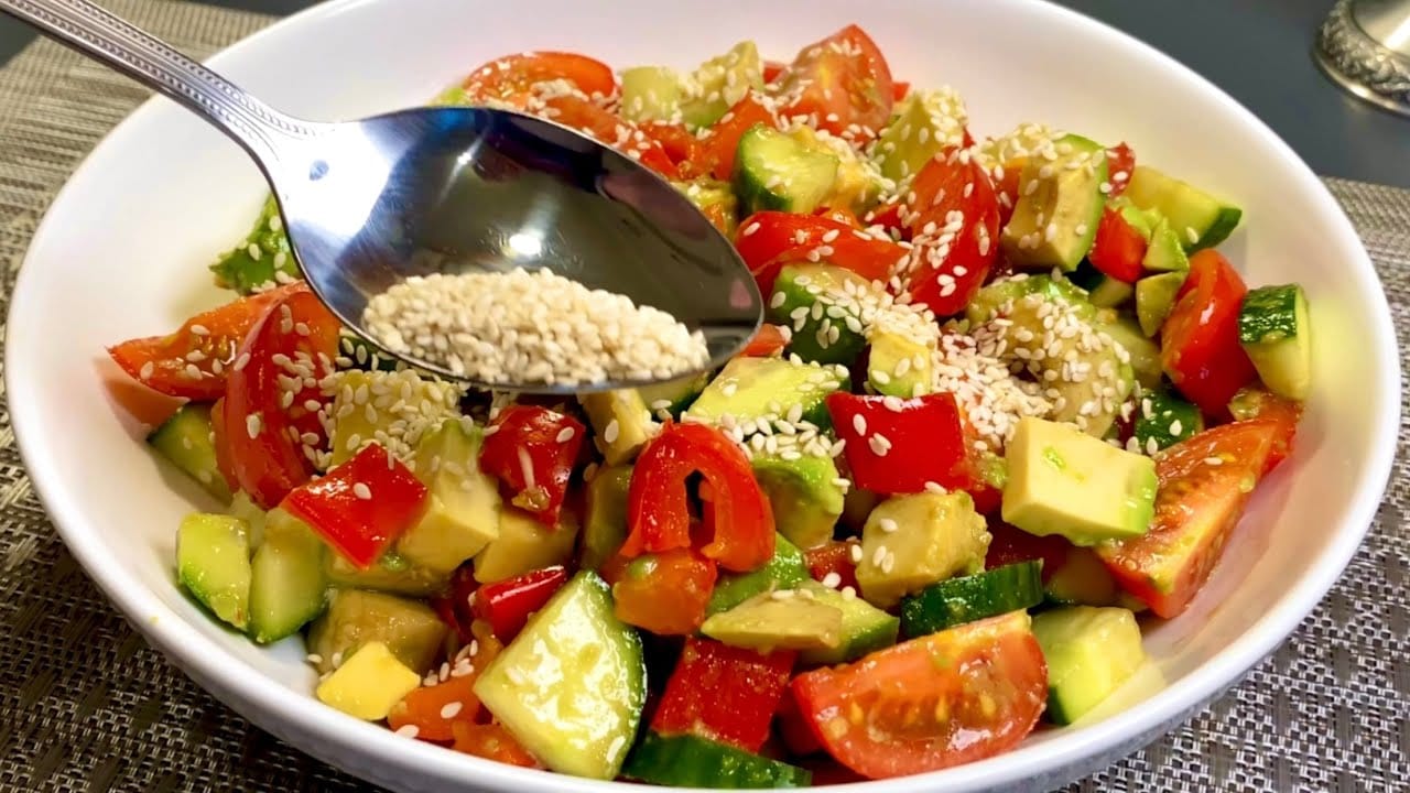 Insalata di avocado, cetrioli e peperoni