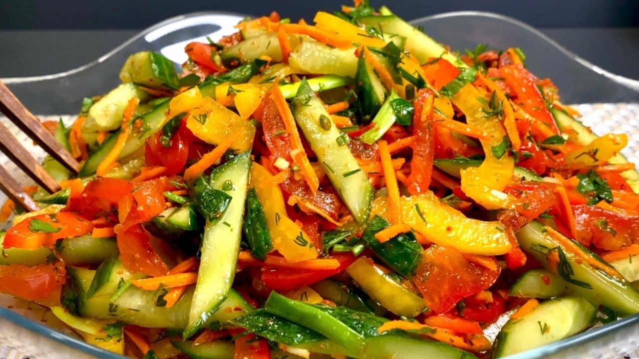 Insalata di cetrioli, pomodori e peperoni