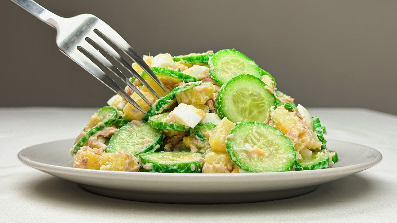 Insalata di patate, cetrioli, uova e tonno