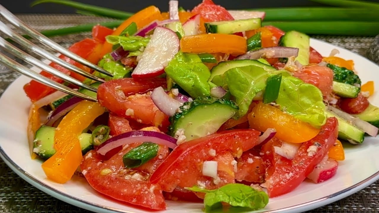 Insalata di ravanelli, cetrioli e pomodori