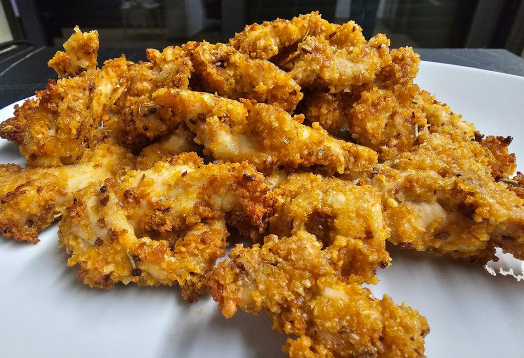 Questi straccetti di pollo sembrano fritti, ma invece no: croccanti e leggeri li cucino così e non sbaglio mai!