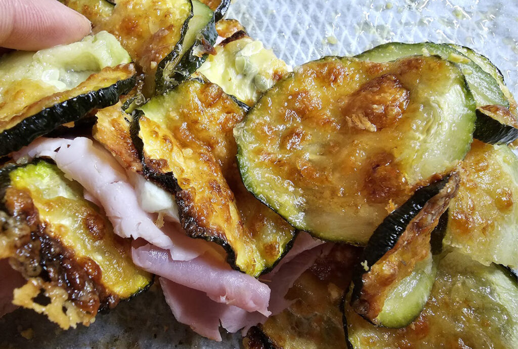 Zucchine croccanti con prosciutto e mozzarella, non friggo nulla: metto tutto in forno e voilà, leggere e saporite!