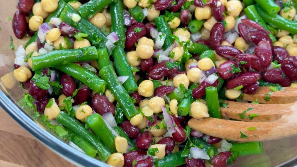 Insalata di legumi e fagiolini: la mangio la sera per rallentare la glicemia e abbassare il colesterolo: saziante e con solo 350 calorie!