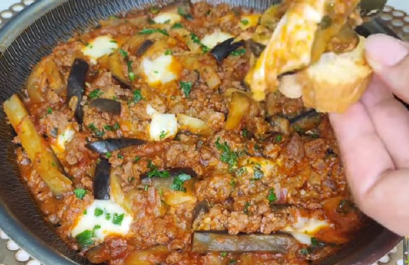 Per stasera ho preparato queste melanzane alla pizzaiola con carne e mozzarella: la cena bilanciata e saporita di 320 calorie!