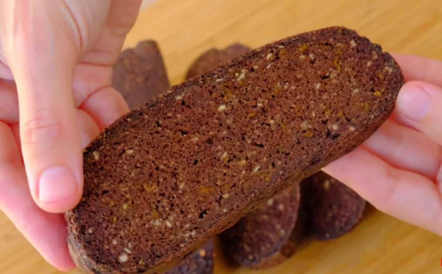 Il pane nero alle lenticchie: è proteico, ricco di fibre e rallenta la glicemia. Solo 150 Kcal!