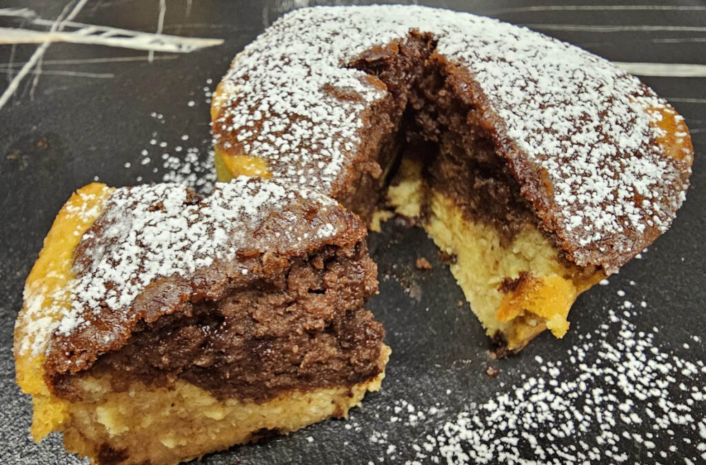 La mia colazione non è mica da 500 kcal: questa torta alla banana e cacao ne ha meno di 150 e fa invidia a tutti, vuoi la ricetta?