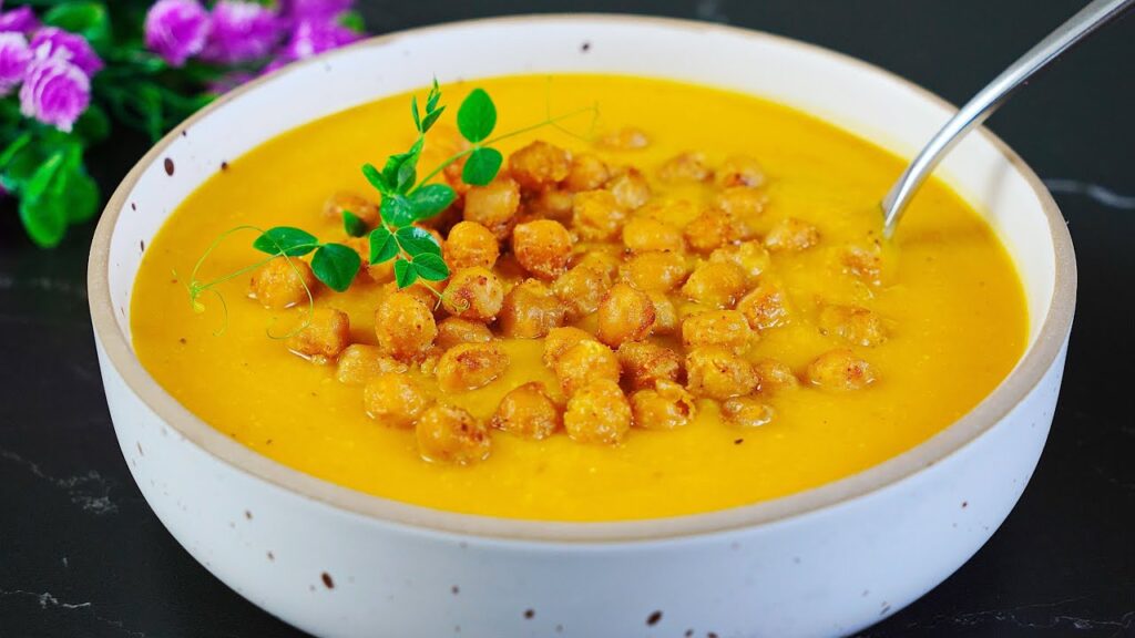 Cena intelligente: la zuppa di zucca e legumi che nutre il metabolismo e stabilizza glicemia e colesterolo. Solo 300 Kcal!