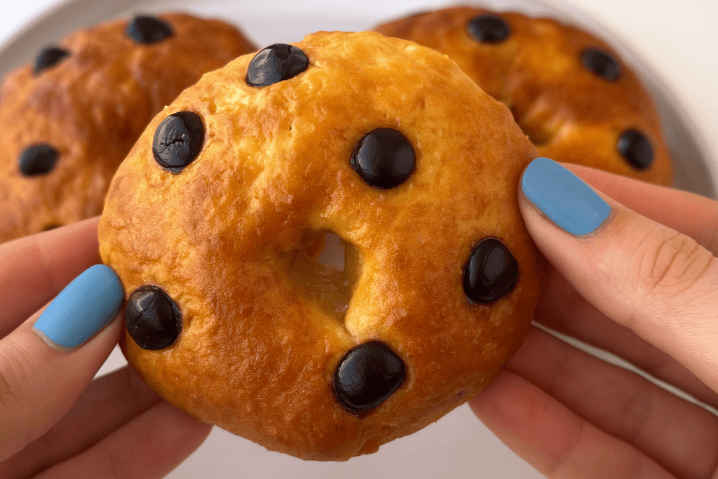 Ciambelle fit in 20 minuti con soli 3 ingredienti, perfette per saziare senza sballare la glicemia per colazione. Solo 160 Kcal!