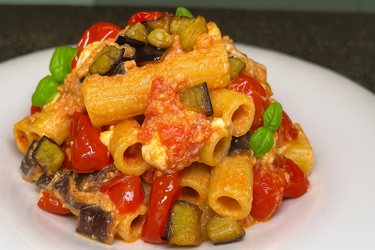 Pasta con melanzane, pomodorini e feta