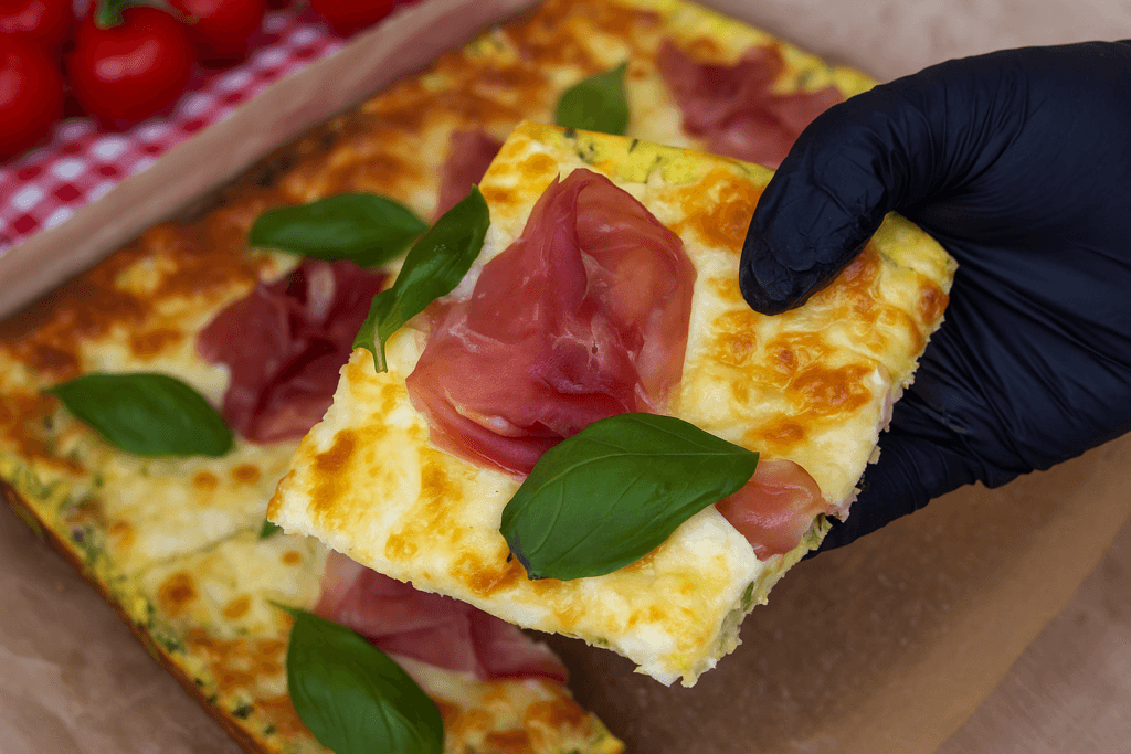 Non credevo che una pizza senza farina potesse saziarmi ed essere così buona: è pronta in 10 minuti e ha solo 293 kcal tutta!