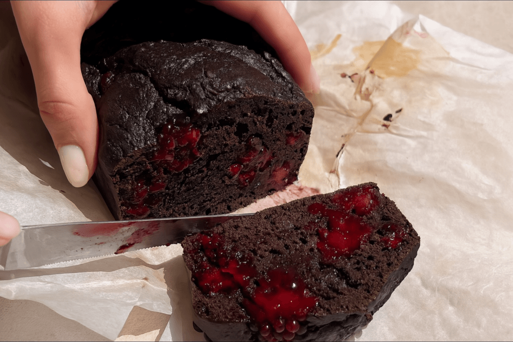 Ne tagli una fetta… e subito ne vuoi un’altra: per fortuna che questo plumcake al cacao è leggero e ha solo 150 kcal