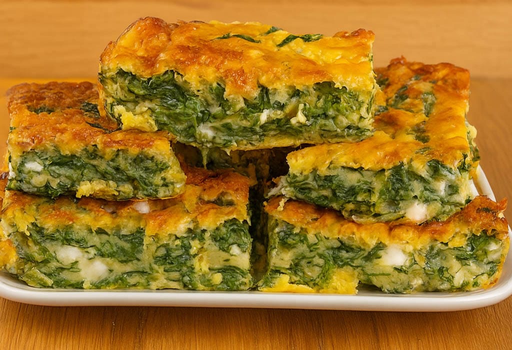 Volevano la focaccia, ma io sto a dieta e ho risolto così con questa torta salata con spinaci e feta: è sparita subito!
