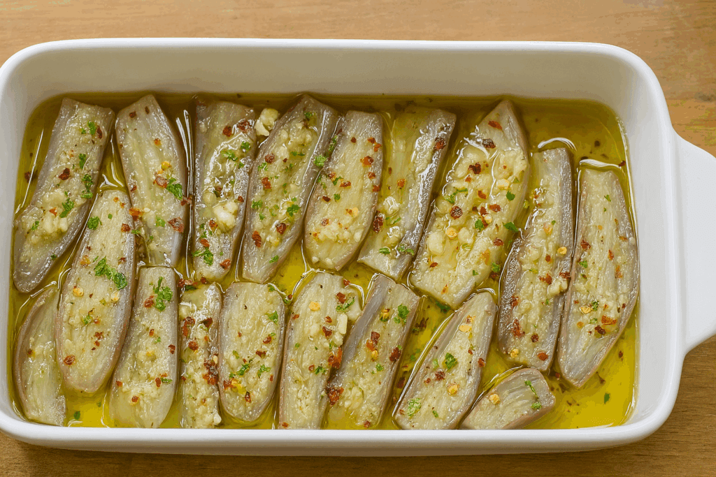 Le melanzane marinate a crudo che preparo ogni estate, come faceva la nonna: non accendo neanche i fornelli, le conservo pure per tutto l’anno
