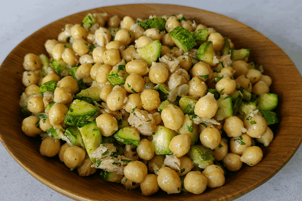 Non so se si può chiamare ricetta, ma questa insalata tiepida con zucchine, tonno e ceci mi salva tutte le volte: è fresca, veloce e sazia tantissimo!