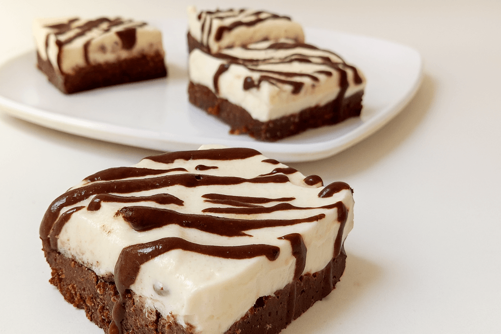 In estate tengo queste mini-cheesecake keto al cocco sempre pronte in freezer (con meno di 4 g di carboidrati): sono il mio dolce furbo dell’estate!