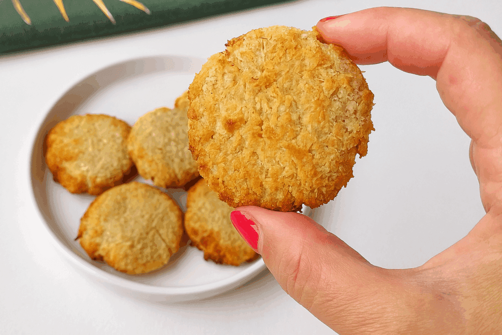 Quando ho voglia di biscotti ma zero voglia di impastare: metto insieme questi 2 ingredienti e 10 minuti di forno, fine della storia!