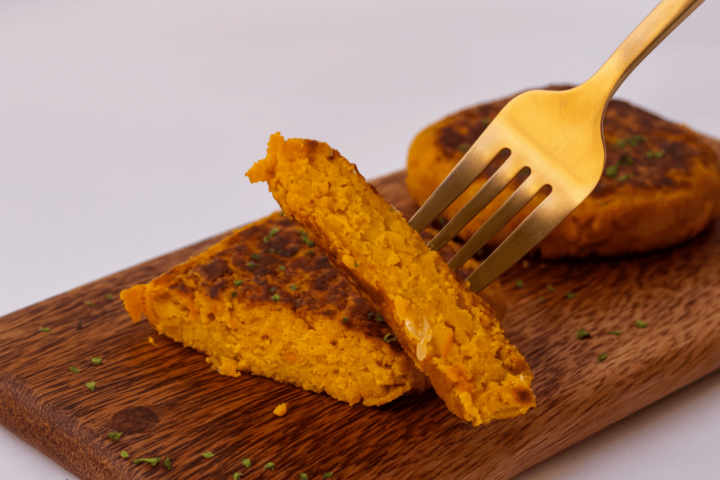 A casa mia nessuno vuole più quelle di pollo: da quando faccio queste cotolette di ceci e carote non ne avanza mai una. Solo 160 Kcal!