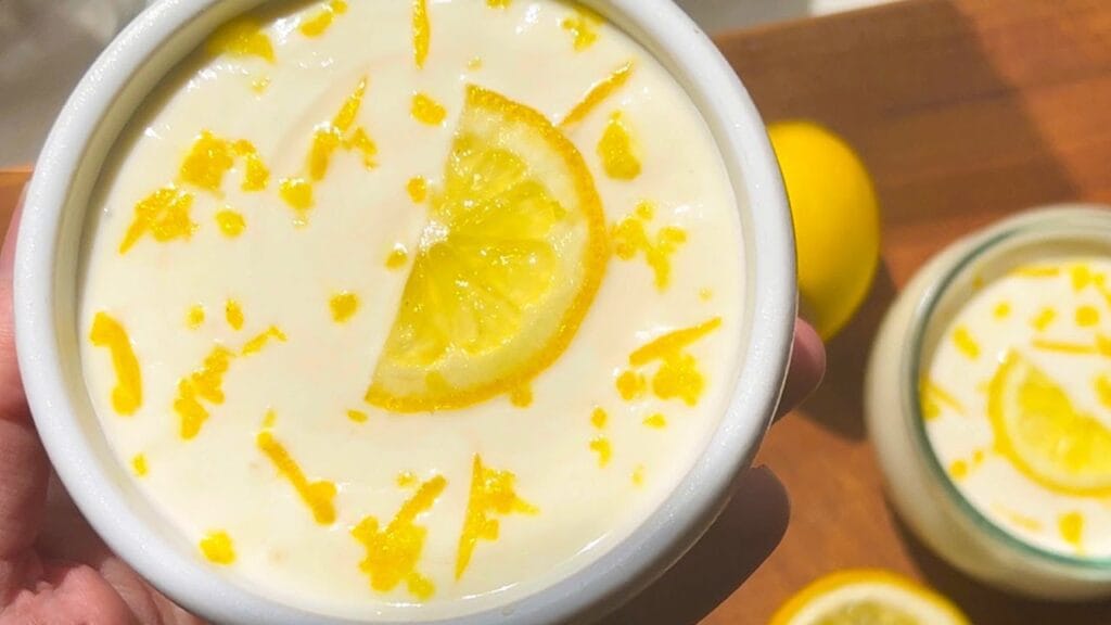 Lo preparo prima di andare a dormire, la mattina è già pronto: è il mio dolce al limone dell’estate, cremoso, saziante e proteico. Solo 115 Kcal!
