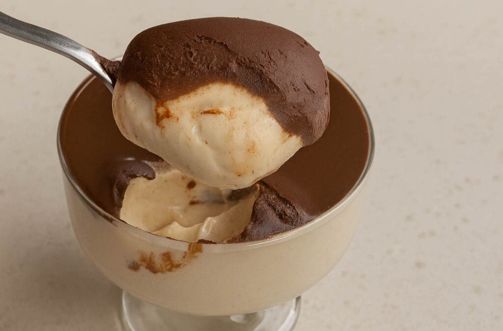 Quando ho voglia di un dolce al cucchiaio che sia anche leggero, questo dolce proteico al cucchiaio è l’unica cosa che mi viene in mente!