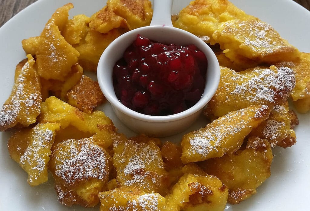 3 uova, un po’ di zucchero e una padella: il Kaiserschmarrn è il mio dolce salva colazione quando mi sveglio tardi (e non ha bisogno di forno)