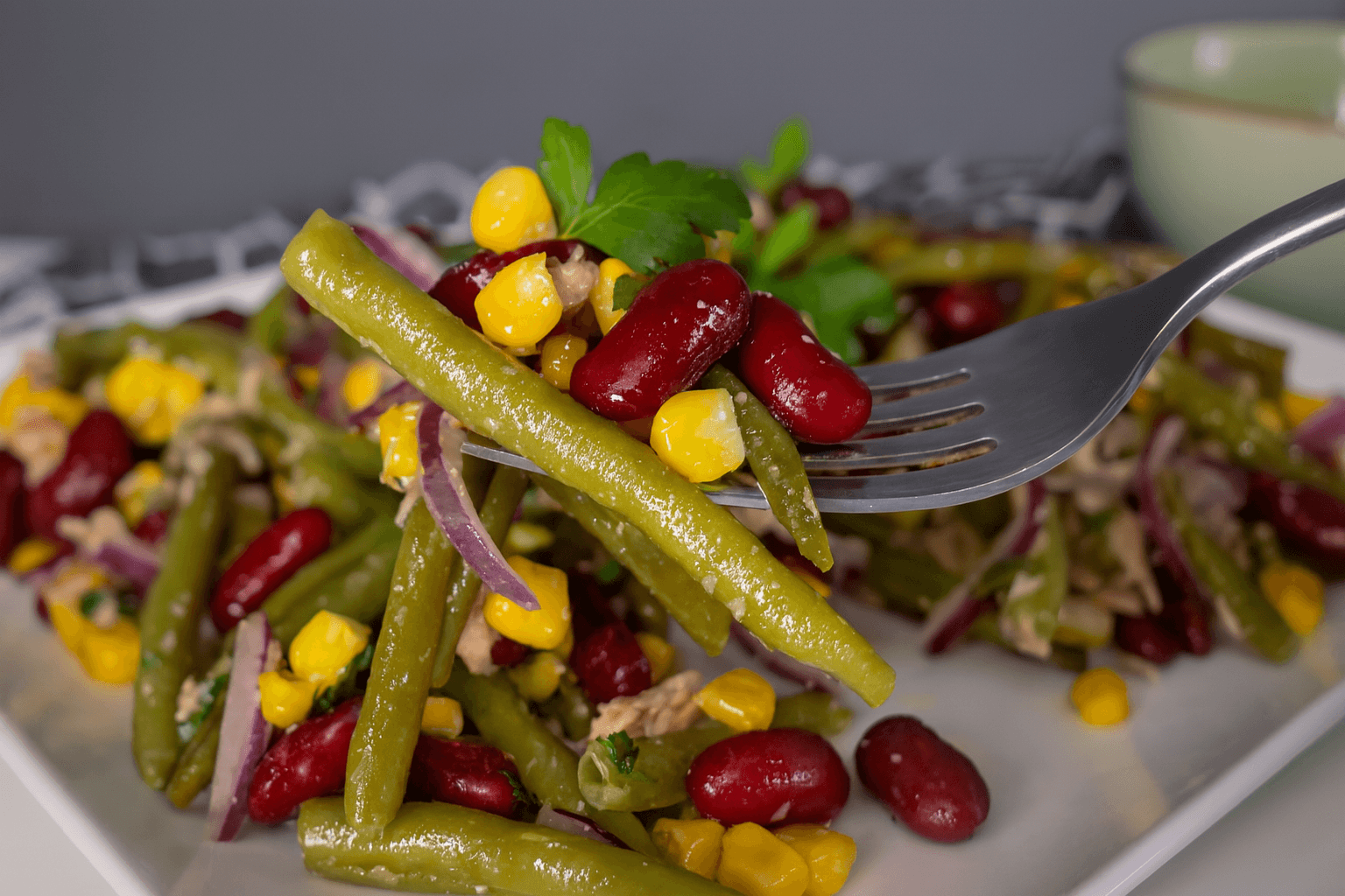 Insalata di fagiolini, fagioli, tonno e mais
