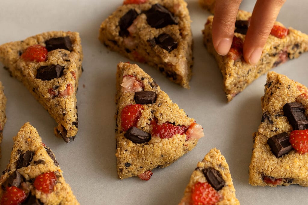 Colazione fatta! Solo un po’ di fiocchi d’avena, cioccolato e qualche fragola: è venuta una torta da sogno, ma con solo 180 kcal