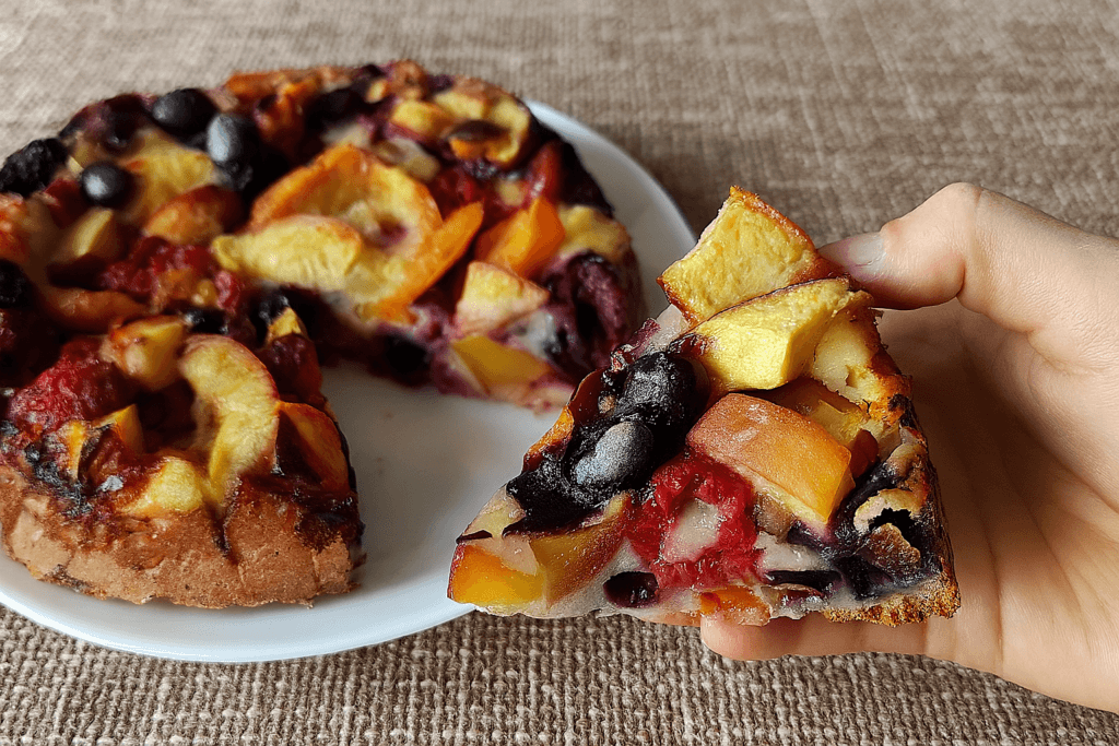 L’ho fatta con la frutta che avevo da finire e senza neanche accendere la bilancia: la torta macedonia è diventata la mia colazione dell’estate con solo 110 Kcal!