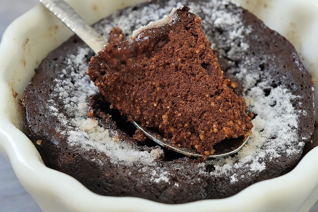 La mia torta caprese che preparo direttamente in tazza si fa in 2 minuti, ha solo 300 calorie, 4 ingredienti e mi salva sempre la colazione