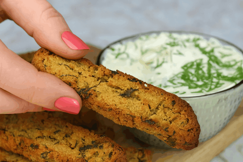 Più leggeri delle chips e anche più sazianti: questi stick di ceci al forno in 30 minuti creano dipendenza, zero uova e zero farina bianca!