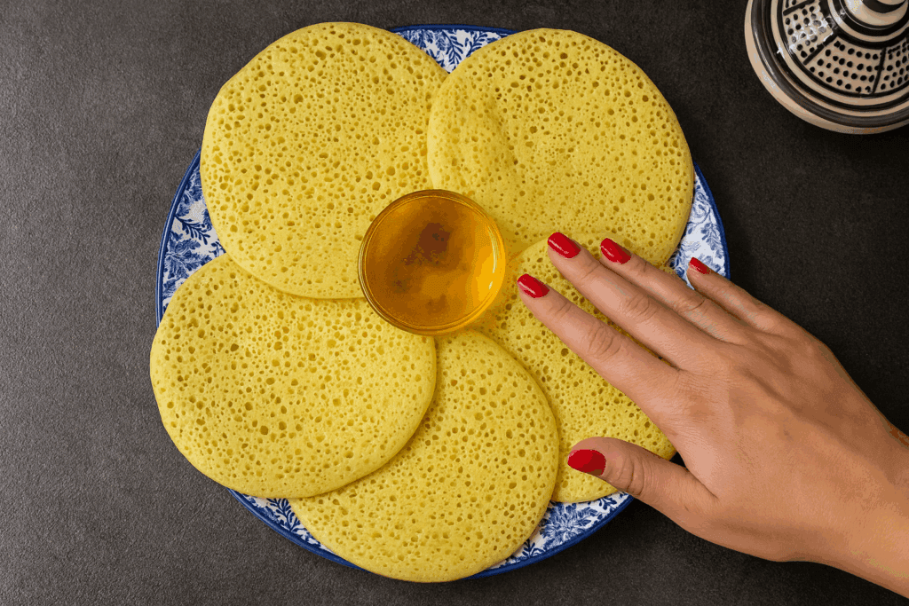 Il trucco per crêpes “mille buchi” perfette: soffici, piene di alveoli e si cuociono da un solo lato (e senza latte e senza uova)