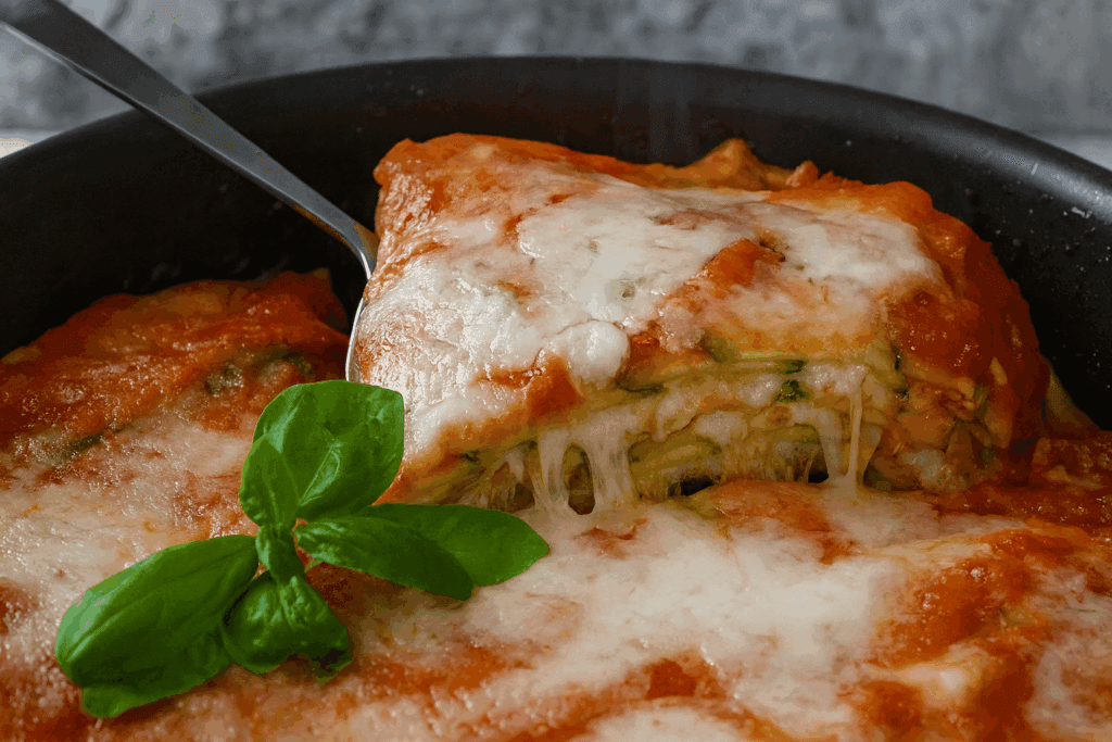 Non accendo il forno: con una sola padella e in 20 minuti viene una parmigiana di zucchine filante e saporita senza friggere nulla!