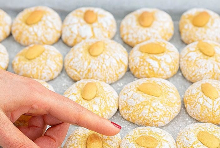 Questi biscotti croccanti fuori e morbidi dentro mi ricordano quelli che faceva mia zia: pronti in mezz’ora e non bastano mai!