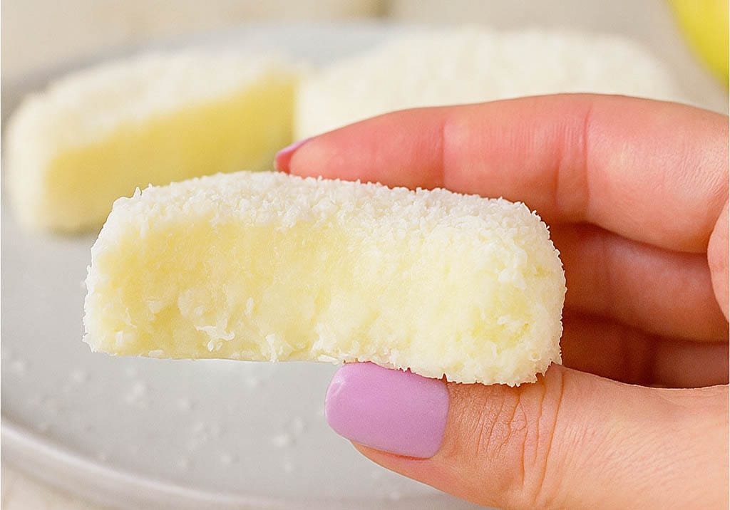 Dolcetti freddi al limone: con il cocco sono ancora più golosi e si fanno in un attimo, buoni anche a fine pasto con solo 95 Kcal!