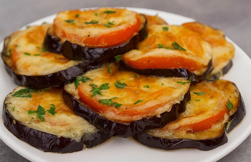 Melanzane, pomodoro e mozzarella: la ricetta velocissima senza friggere nulla, sono la mia cena preferita dell’estate con solo 180 Kcal!