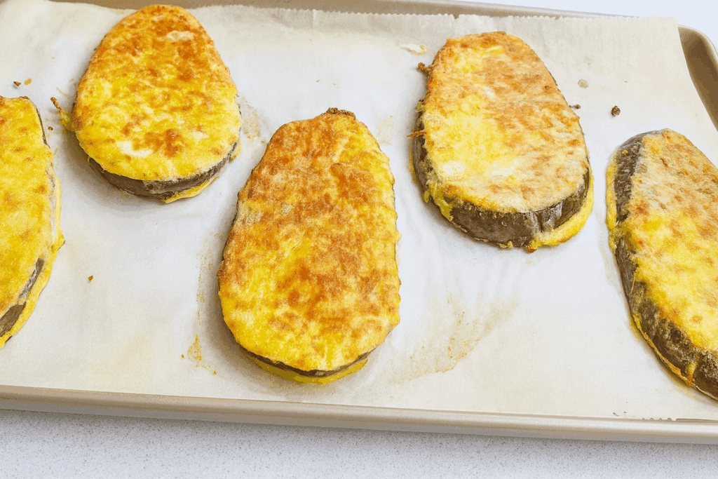 Ho scoperto il modo per fare melanzane impanate croccanti senza friggere: nessuno si è accorto di niente (con solo 210 Kcal)