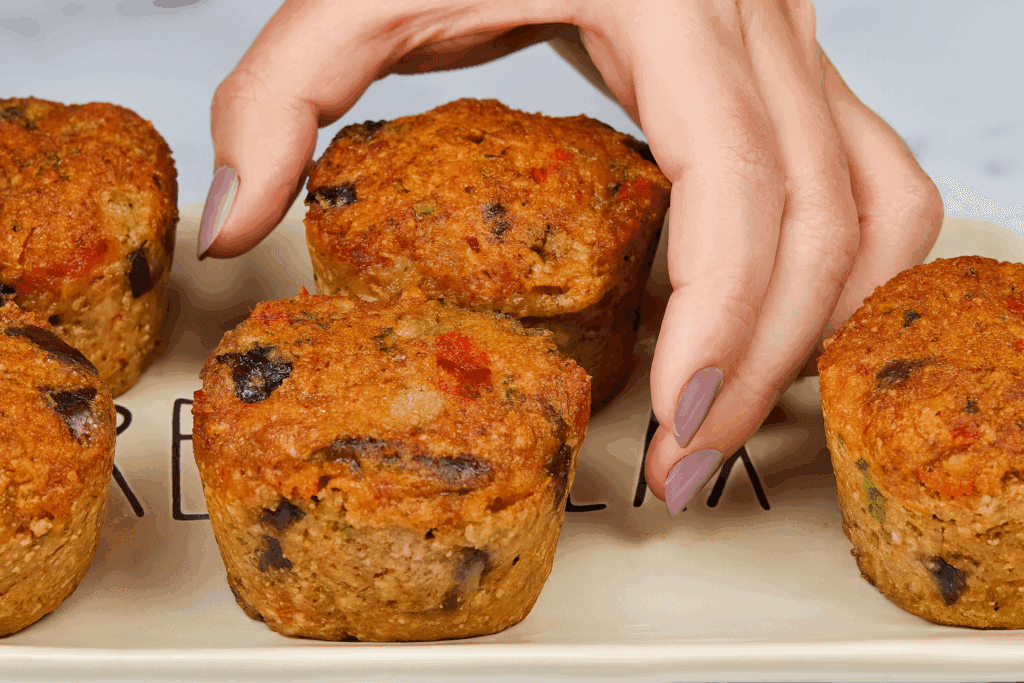 Ricetta furba per l’estate: i muffin di melanzane che risolvono la cena in 25 minuti di forno, zero frittura e buonissimi!