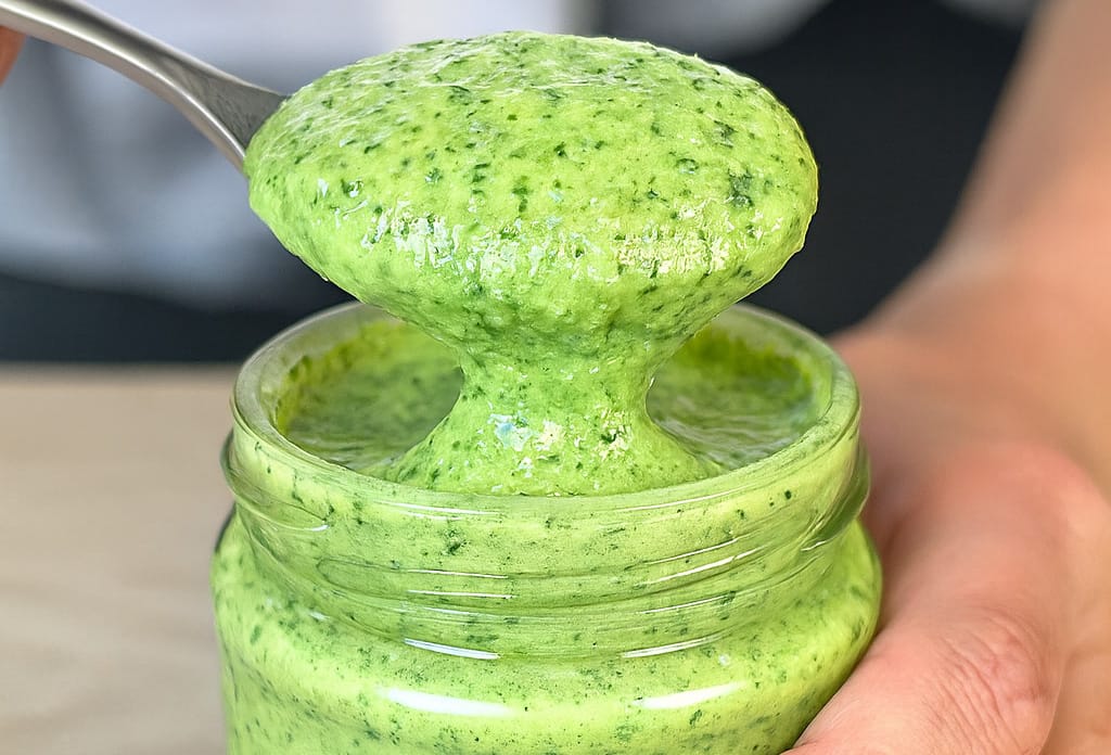 Il pesto di limoni che non ti aspetti: pronto in pochi minuti e perfetto per un piatto di pasta leggero ma bello saporito, come lo faceva la mia nonna